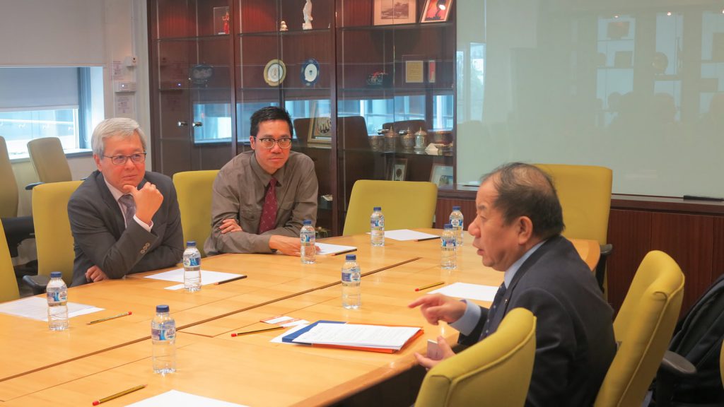 Professor Lin interacting with NUS Engineering Dean, Professor Chua Kee Chaing (in suit) and Professor Lim Teng Joon, NUS Engineering Vice Dean (Graduate Programmes).