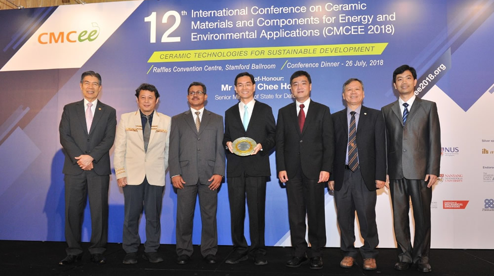 Assoc Prof Ernest Chua (fourth left) and his team received the award from Mr Heng Chee How (third right), Senior Minister of State for Defence. (photo credit: IES)
