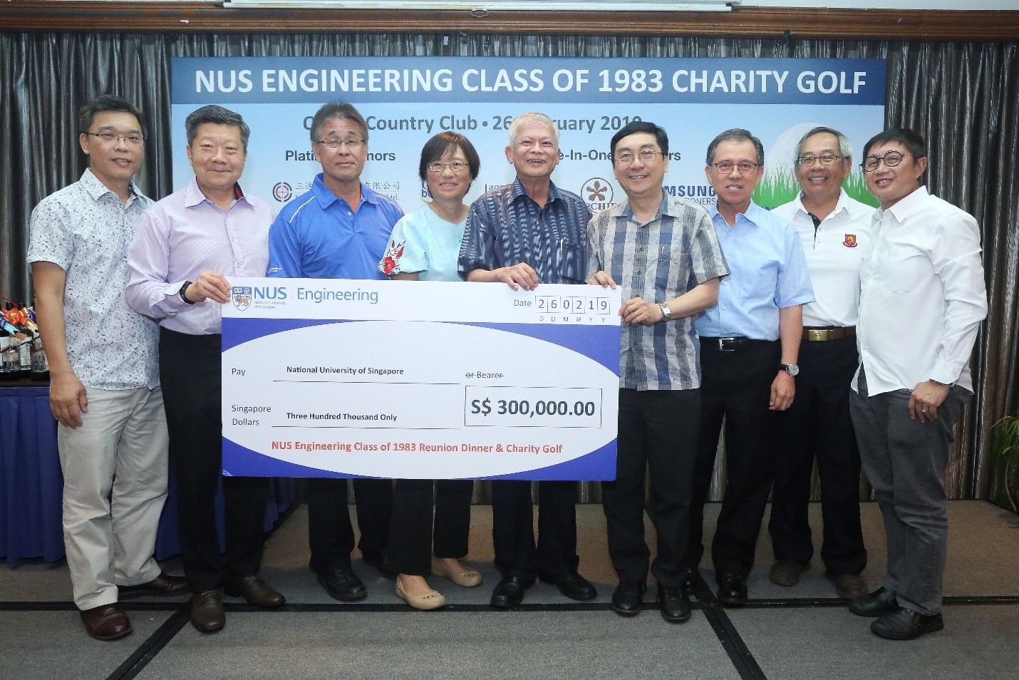 Er Tan Seng Chuan, Engineering ’83, Chairman of the organising committee (5th from left) and his committee presented a cheque of S$300,000 to NUS Engineering Vice Dean (Student Life, Alumni &amp; Development), Prof David Chua (4th from right).