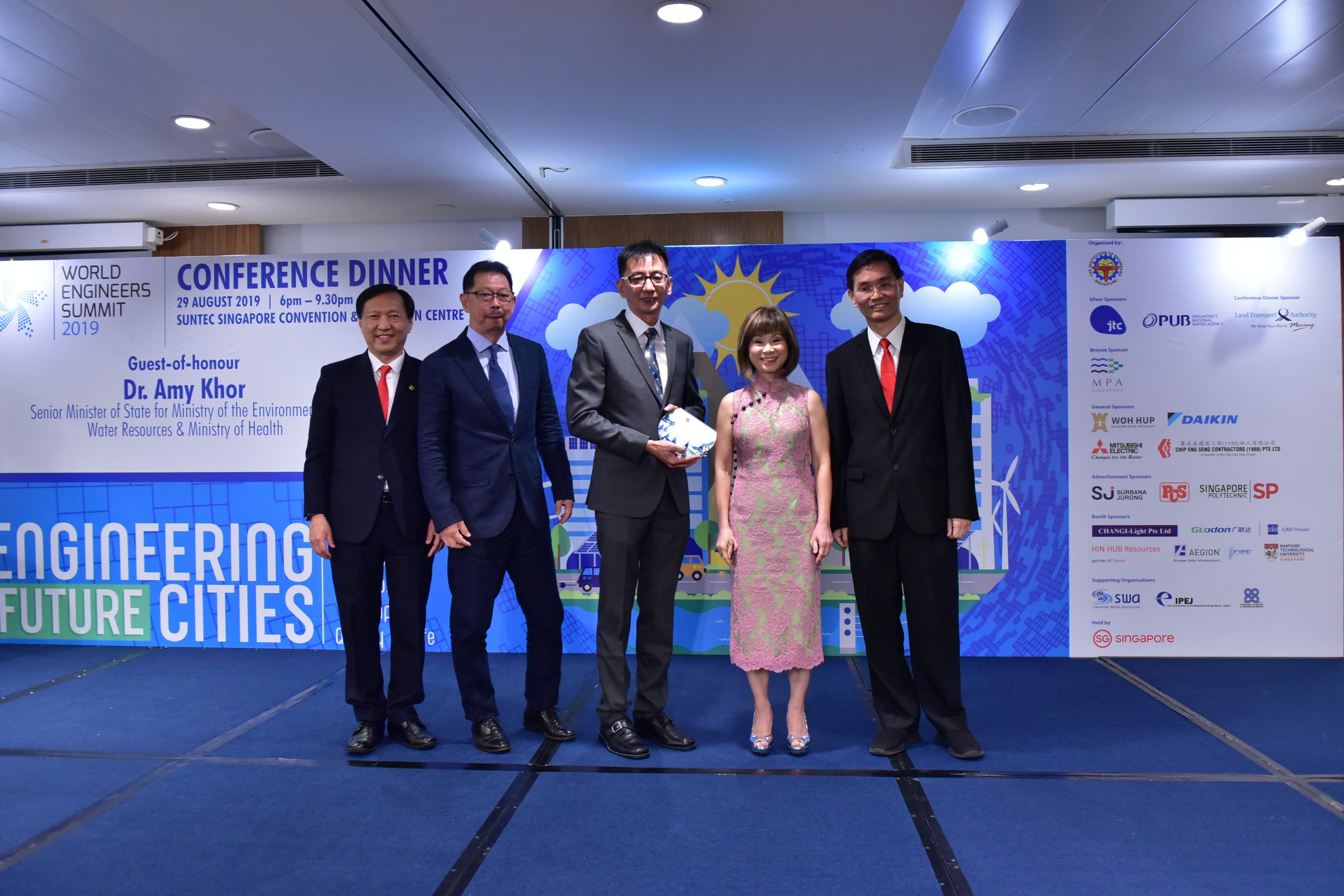 <div>Associate Professor Chua Kian Jon, Ernest and his industrial collaborators receiving the Prestigious Engineering Achievement Award 2019. From left: Professor Yeoh Lean Weng (President of IES,</div><div>Singapore); Mr Liam Kok Aeng (Ecoline Solar); Mr Colin Chia (Ecoline Solar); Dr Amy Khor (Senior Minister of State in the Ministry of Health and Ministry of the Environment and Water Resources)</div><div>and Associate Professor Chua Kian Jon, Ernest.</div>