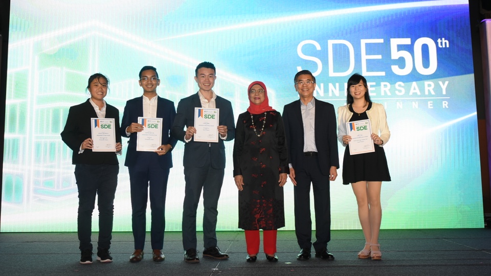 Madam Halimah (3rd from right) and Prof Lam (2nd from right) with the winners of the #MyPicturePerfectSDE student photo competition, which was held in commemoration of SDE50