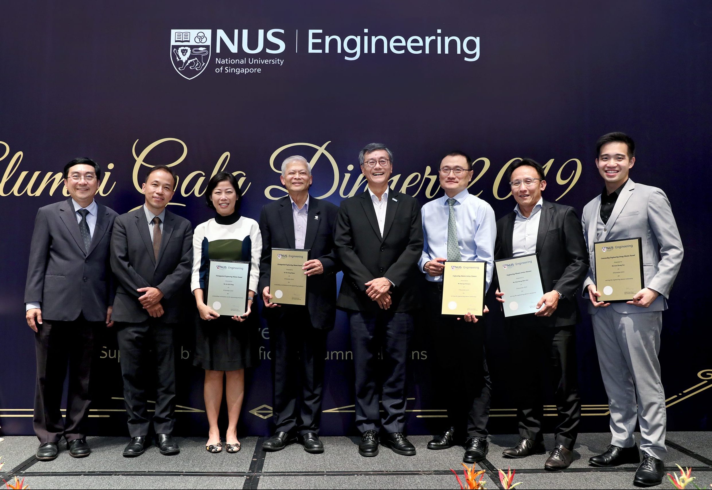 <div>Award winners Ms Aw Kah Peng (3rd from left), Er Tan Seng Chuan (4th from left), Mr Hoong Yik Luen (3rd from right), Mr Alan Heng Chee Ooi (2nd from right) and Mr Lim Chong Tee (1st from right) with</div><div>NUS Engineering Professor David Chua (1st from left), NUS Engineering Dean Professor Aaron Thean (2nd from left) and NUS President Professor Tan Eng Chye (4th from right).</div>