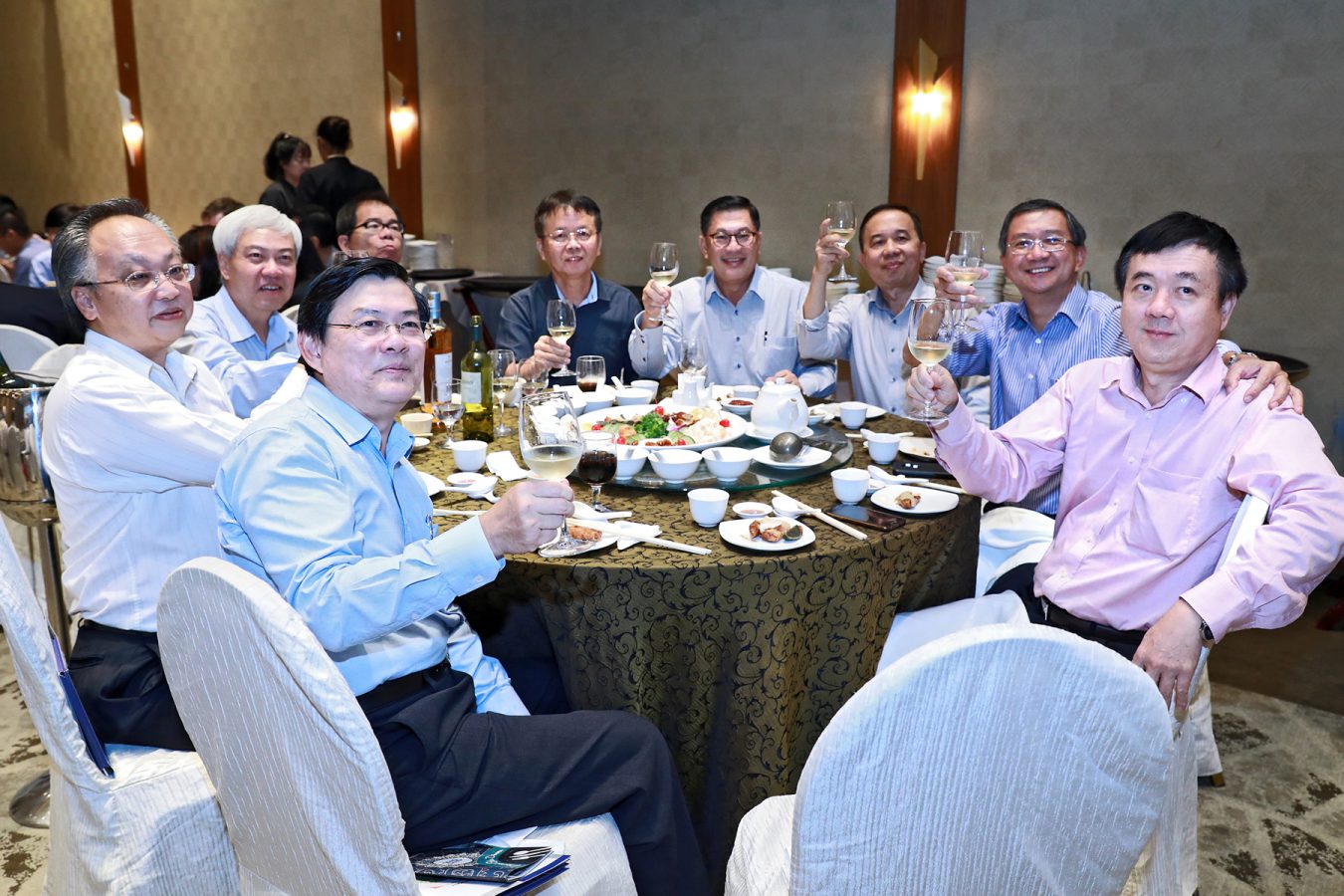 Alumni Er Teo Yen Pai (left), Class of 1984 raising a toast to another good year ahead. The Class of 1984 will be celebrating their 35th anniversary in 2019.