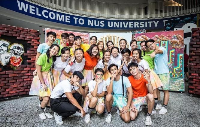Reginald (back row, second from left), with his peers among the 2017 NUS SDE Rag team.