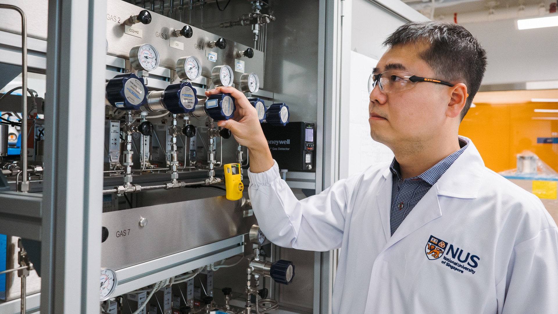 <a class="newsPhotoCaptionText1"><br />CDE Assoc Prof Yan Ning and his team will be looking to develop more energy-efficient and greener methods of extracting hydrogen from ammonia.<br /></a><br />