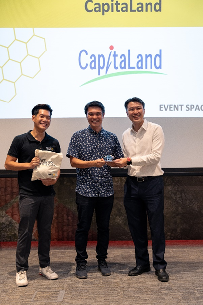 Sponsors’ gift presentations to various representatives from CapitaLand 