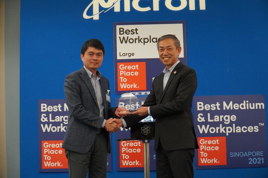 Assoc Prof Ang receiving the award from Micron's Corporate Vice President & Country Manager, Mr Chen Kok Sing. 