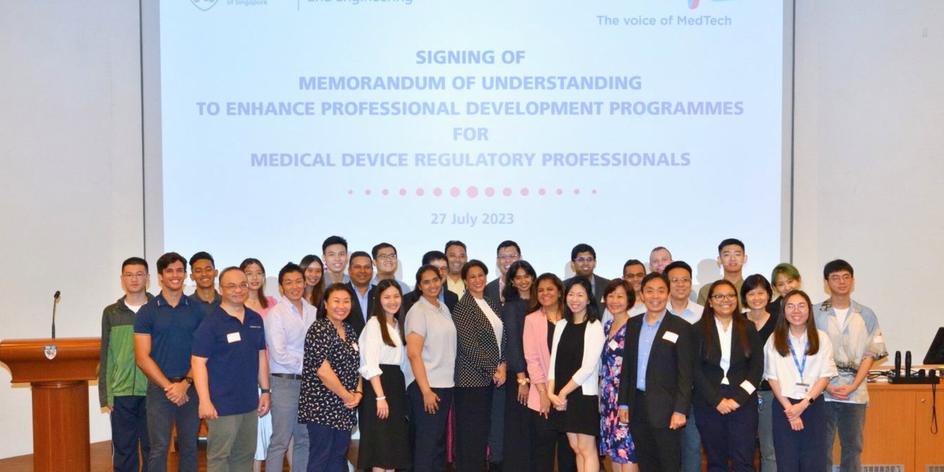 Faculty, APACMed members and NUS alums from the programme Graduate Certificate in Medical Devices Regulatory Affairs witnessed the signing and attended the industry seminar – the first official collaboration between NUS BME and APACMed  
